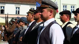 Inscenizacja historyczna grup rekonstrukcyjnych, odtwarzająca wydarzenia sprzed 100 lat, kiedy to na rybnickim rynku podpisane zostały dwa ważne dokumenty związane z przyłączeniem Śląska do Polski