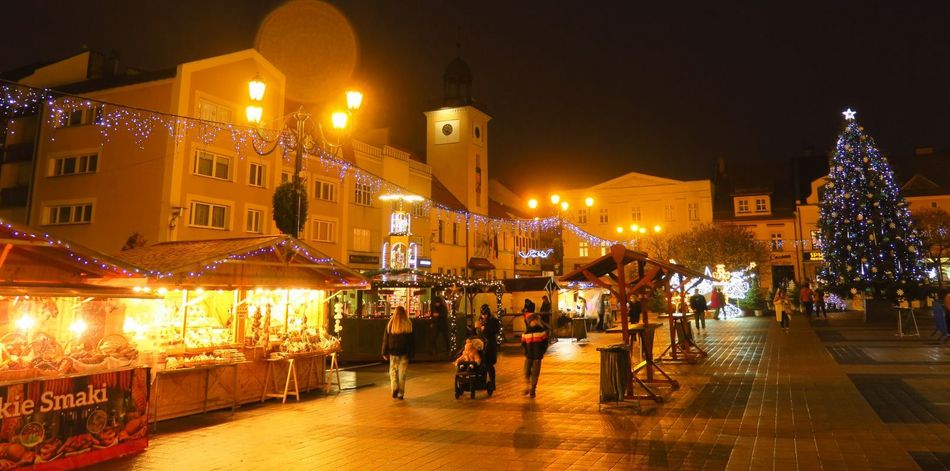 Świątecznie ustrojony Rybnik nocą 