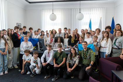 Zdjęcie przedstawia grupę osób pozujących do zdjęcia.