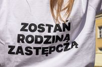 zdjęcie przedstawia koszulkę z napisem