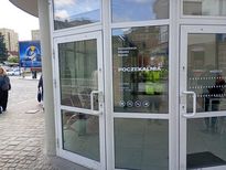 Zdjęcie przedstawia toaletę publiczną na placu wolności