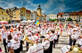 Występ orkiestr dętych na płycie rynku miejskiego