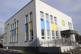 Piętrowy budynek szkoły