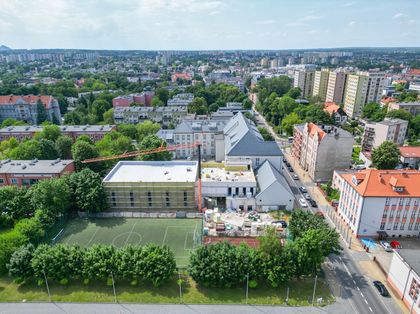 Widok z góry na budowę sali gimnastycznej na terenie I Liceum Ogólnokształcącego im. Powstańców Śląskich