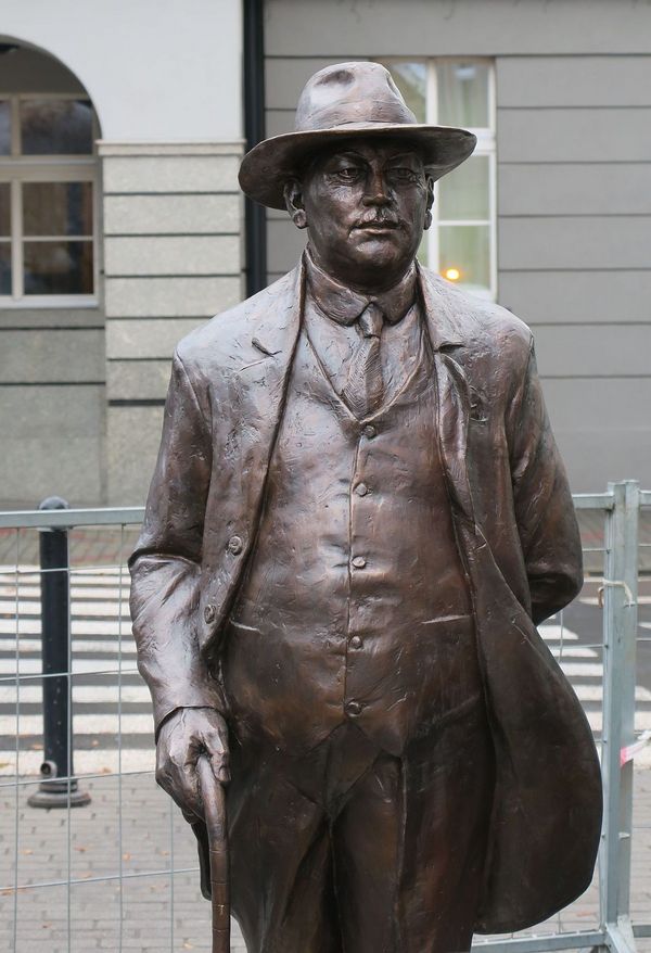 Pomnik Władysława Webera stojący przed urzędem miasta