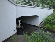 Wiadukt nad rzeką, tunel pod wiaduktem