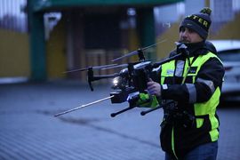 Dron trzymany przez strażnika miejskiego