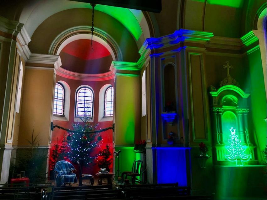 Świątecznie udekorowane wnętrze kaplicy św. Juliusza w Rybniku