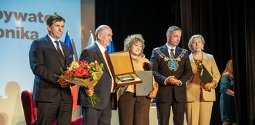 zdjęcie przedstawia ludzi na scenie podczas uroczystości wręczenia nagród