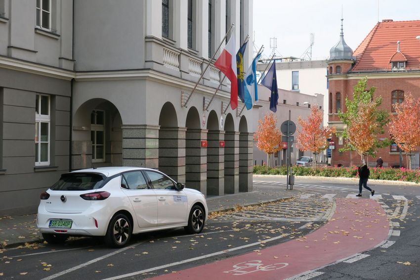 Biały samochód elektryczny zaparkowany przez Urzędem Miasta Rybnika 