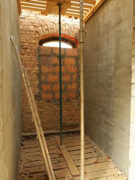 Swierklanska fot.LucynaTyl 4 Wnętrze ceglanego budynku w czasie gruntownego remontu, strop podparty belkami.