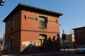 Modernizacja zabytkowych budynków z cegły przy ulicy Hallera