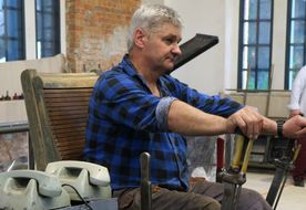 Zabytkowa kopalnia - straszy mężczyzna na stanowisku maszynisty obsługuje dawną parową maszynę wyciągową.