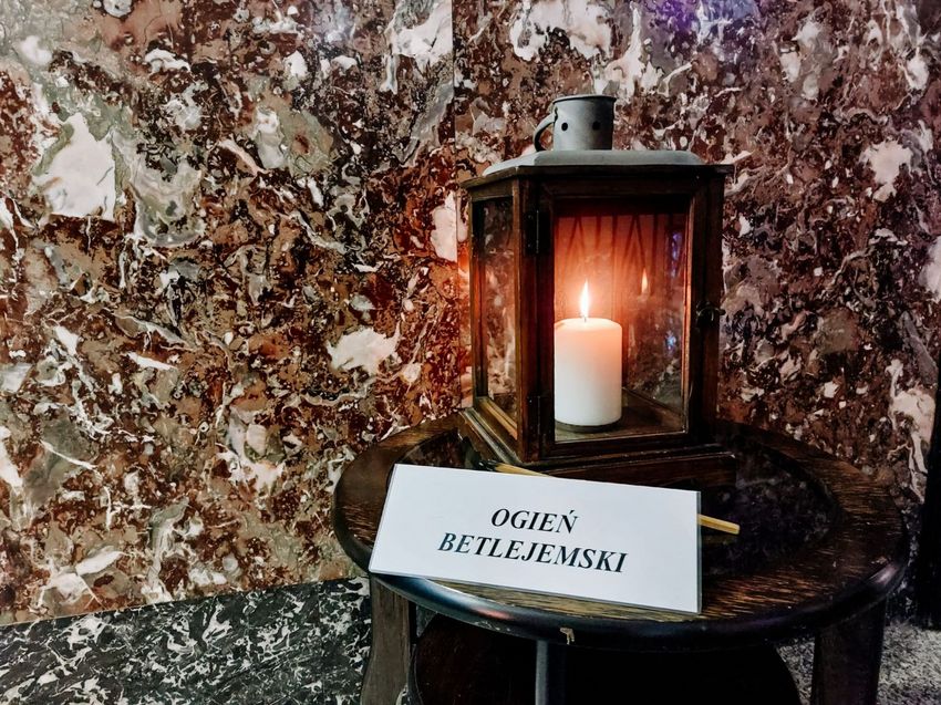 Lampion z Ogniem Betlejemskim w urzędzie miasta Rybnika