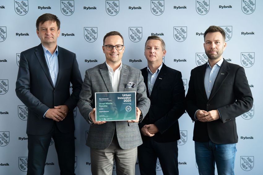 Od lewej: Zastępcy Prezydenta Rybnika: Mariusz Śpiewok i Wojciech Kiljańczyk (z nagrodą), Sekretarz Miasta Robert Cebula i Zastępca Prezydenta Arkadiusz Marcol