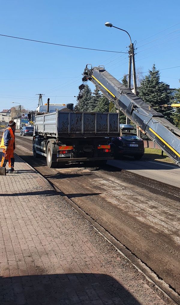 Prace drogowe, frezowanie nawierzhni.
