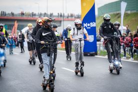 Uroczyste otwarcie drogi regionalnej - przejazd na hulajnogach