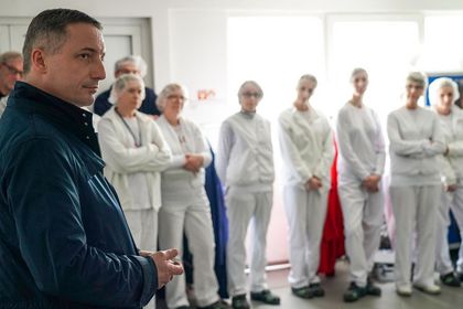 Spotkanie prezydenta Piotra Kuczery z pracownikami działającej w Rybniku firmy produkcyjnej CrispyFood- Toppers