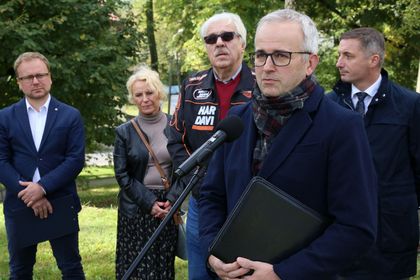 Spotkanie w dzielnicy Boguszowice Stare z udziałem prezydenta Rybnika, radnych Rady Miasta, dyrektorów miejskich jednostek oraz dziennikarzy.