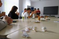 Grupa młodzieży w trakcie gry terenowej