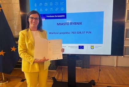 Dyrektorka II LO z listem gratulacyjnym