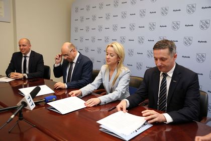 Podpisanie umowy na przekazanie dotacji dla Wojewódzkiego Szpitala Specjalistycznego nr 3 w Rybniku z udziałem prezydenta Rybnika Piotra Kuczery, dyrektora Wojewódzkiego Szpitala Specjalistycznego nr 3 w Rybniku Jarosława Madowicza oraz Anny Jedynak, Wicemarszałek Województwa Śląskiego 6 kadencji