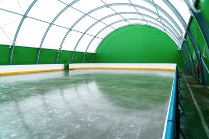 Zadaszone lodowisko w trakcie przygotowań do sezonu ślizgawkowego 