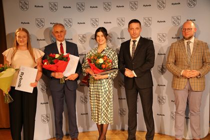 Sportowcy wyróżnieni za osiągnięcia w 2021 roku podczas uroczystej gali z udziałem władz miasta Rybnika. 