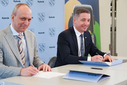  Podpisanie umowy na zakup 20 autobusów elektrycznych zasilanych wodorem w rybnickim magistracie. Umowę popisali Piotr Kuczera, Prezydent Miasta Rybnika oraz Maciej Nietopiel, Prezes Zarządu PAK-PCE Polski Autobus Wodorowy Sp. z o.o. 