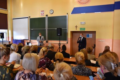 Spotkanie zastępcy prezydenta Rybnika Wojciecha Świerkosza i radnego Rady Miasta Marka Florczyka z dyrektorami rybnickich szkół. 