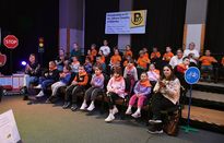 zdjęcie przedstawia ludzi na imprezie bezpieczny maluch