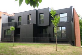 Nowoczesna architektura elewacji budynku w kolorze czarnym 