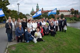 Grupa rybnickich seniorów w Krakowie na tle Wawelu po zakończeniu uroczystości w Kinie Kijów