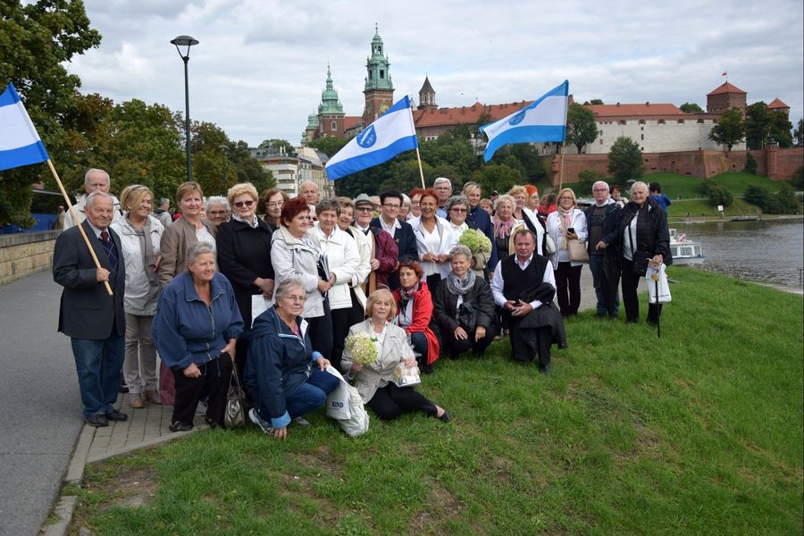Grupa rybnickich seniorów w Krakowie na tle Wawelu po zakończeniu uroczystości w Kinie Kijów