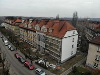 Kilkupiętrowy budynek mieszkalny po termomodernizacji. Widok z lotu ptaka.