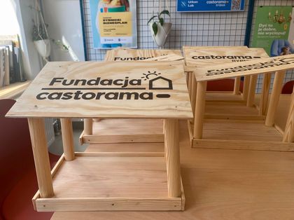 Zdjęcie przedstawia karmniki dla ptaków z napisem fundacja castorama.