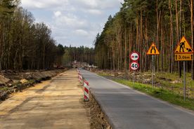 Zdjęcie przedstawia remont drogi