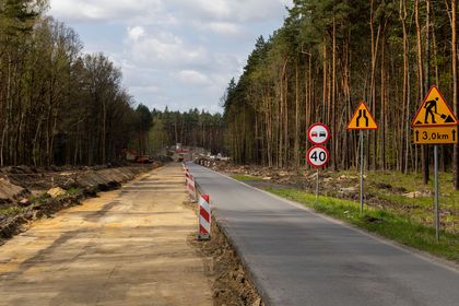 Zdjęcie przedstawia remont drogi