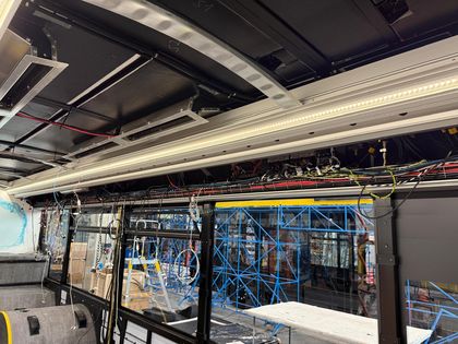 Autobus wodorów w hali produkcyjnej