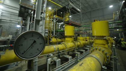 Widok żółtego urządzenia wewnątrz budynku