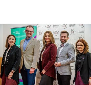 zdjęcie przedstawia uśmiechających się ludzi