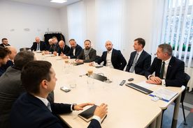 Spotkanie przy stole konferencyjnym przedstawicieli Grupy PGE, Miasta Rybnik i PGNiG TERMIKA S.A. 