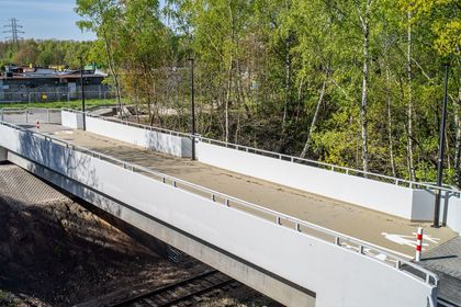 Zdjęcie przedstawia kładkę rowerową oraz dla pieszych.