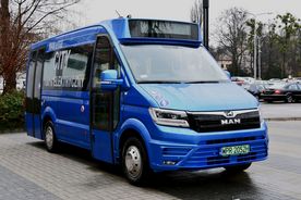 Elektryczny minibus w kolorze niebieskim