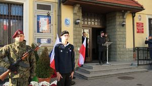 Obchody Święta Niepodległości na rybnickim rynku - flagi, mieszkańcy, żołnierze, poczty sztandarowe...