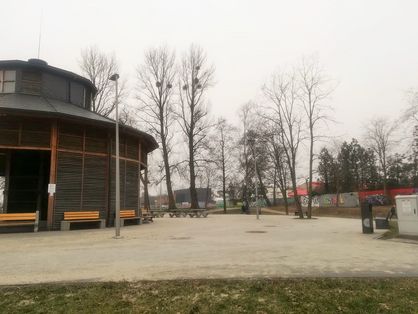 Wybrukowany plac przed tężnią solankową
