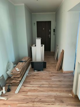 Zdjęcie przedstawia wnętrze pustego pokoju.