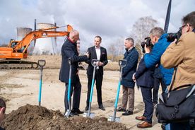 Zdjęcie przedstawia symboliczne wbicie pierwszej łopaty.