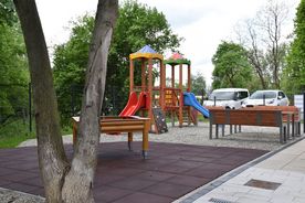 Kolorowy plac zabaw, wokół zieleń. 