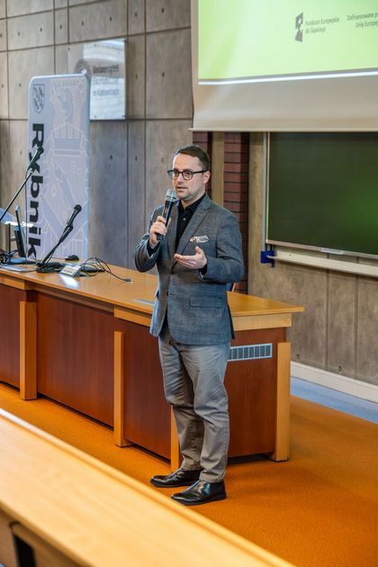 Grupa młodzieży ze szkół ponadpodstawowych na auli Kampusu podaczas Startup Lab Rybnik